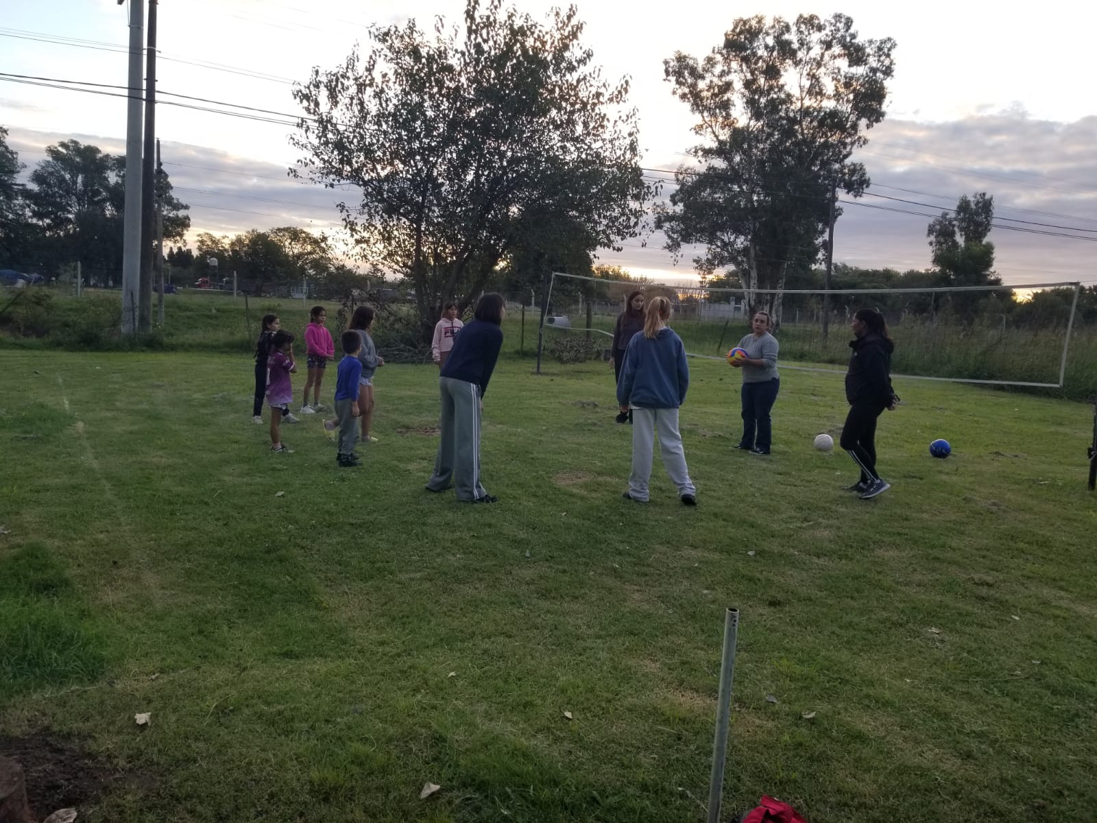 Niñas y niños jugando al vóley y juegos recreativos en Sembrando Valores